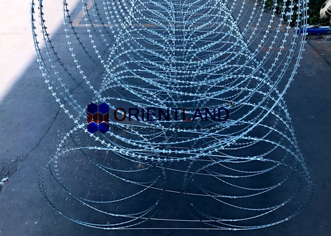 Pyramid Razor Wire Long Triple Coil Concertina Wire Fencing , Pyramid Razor Blade Wire Fence